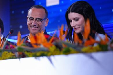 Sanremo, finale pieno di sorprese. Conti spiazza tutti, Bocelli super ospite e Gino Cecchettin sul palco. E il finale sarà… apertissimo