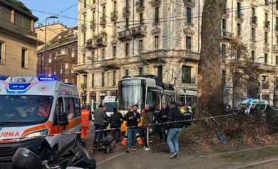 Milano, tram deraglia e travolge i pedoni: persone incastrate sotto il mezzo. Le immagini di Affaritaliani in diretta