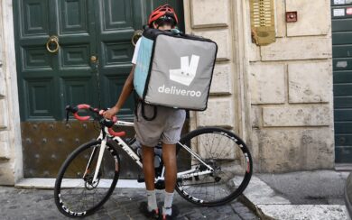 Deliveroo, dalla leggenda del fondatore-rider all’inchiesta milanese sul caporalato