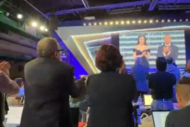 Sanremo 2026, l’applauso della sala stampa a Beppe Vessicchio