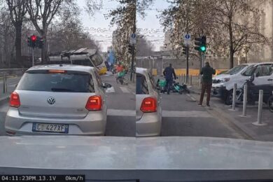 Milano, il tram esce dai binari a tutta velocità: il video che mostra l’impatto in diretta
