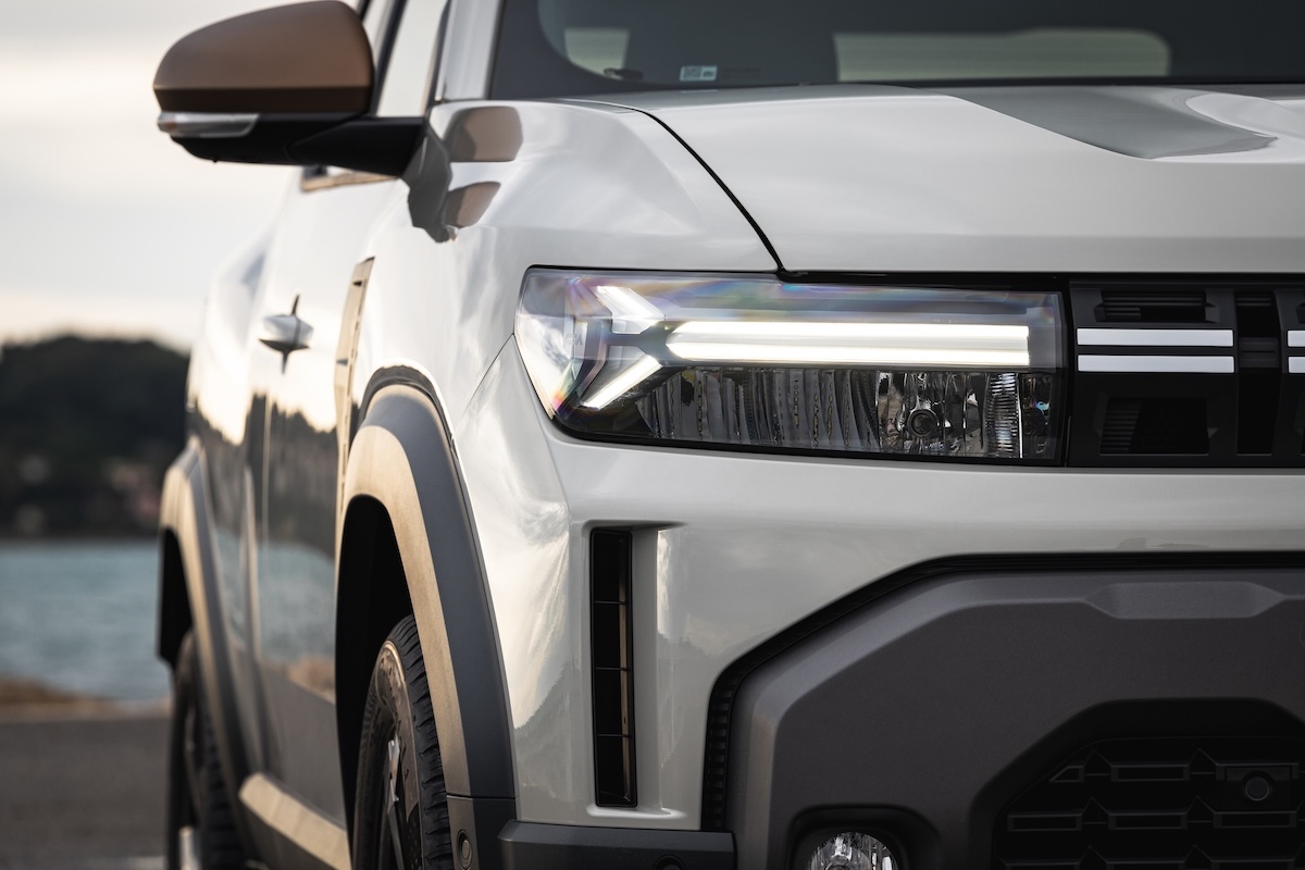 Nuova Dacia Duster: design robusto, Starkle® e firma luminosa a Y LED