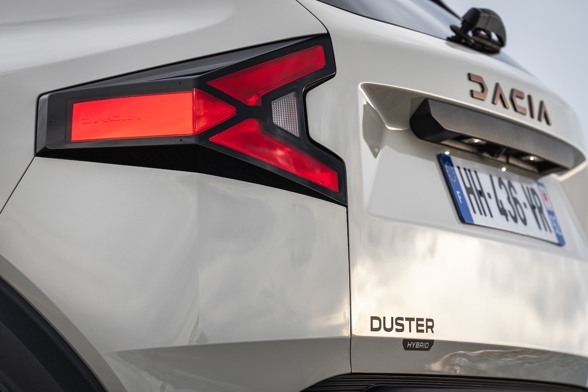 Nuova Dacia Duster: design robusto, Starkle® e firma luminosa a Y LED