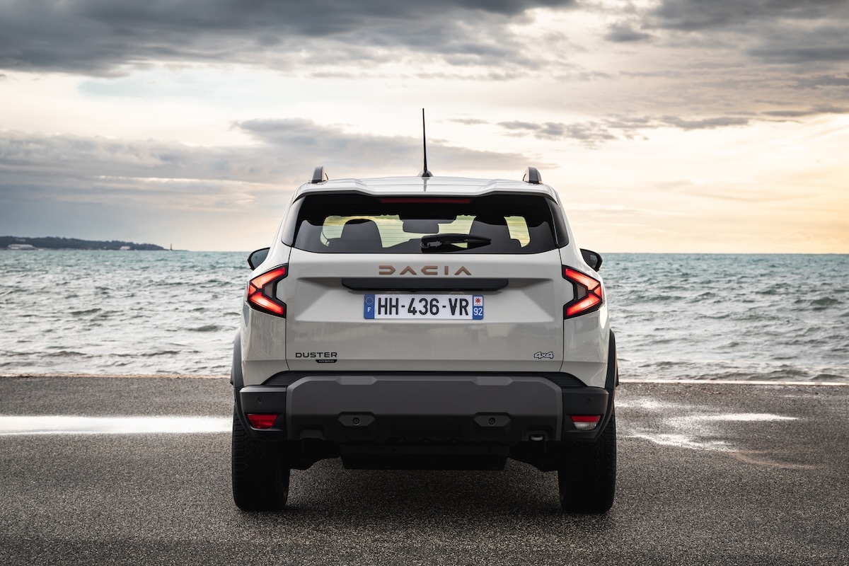Nuova Dacia Duster: design robusto, Starkle® e firma luminosa a Y LED