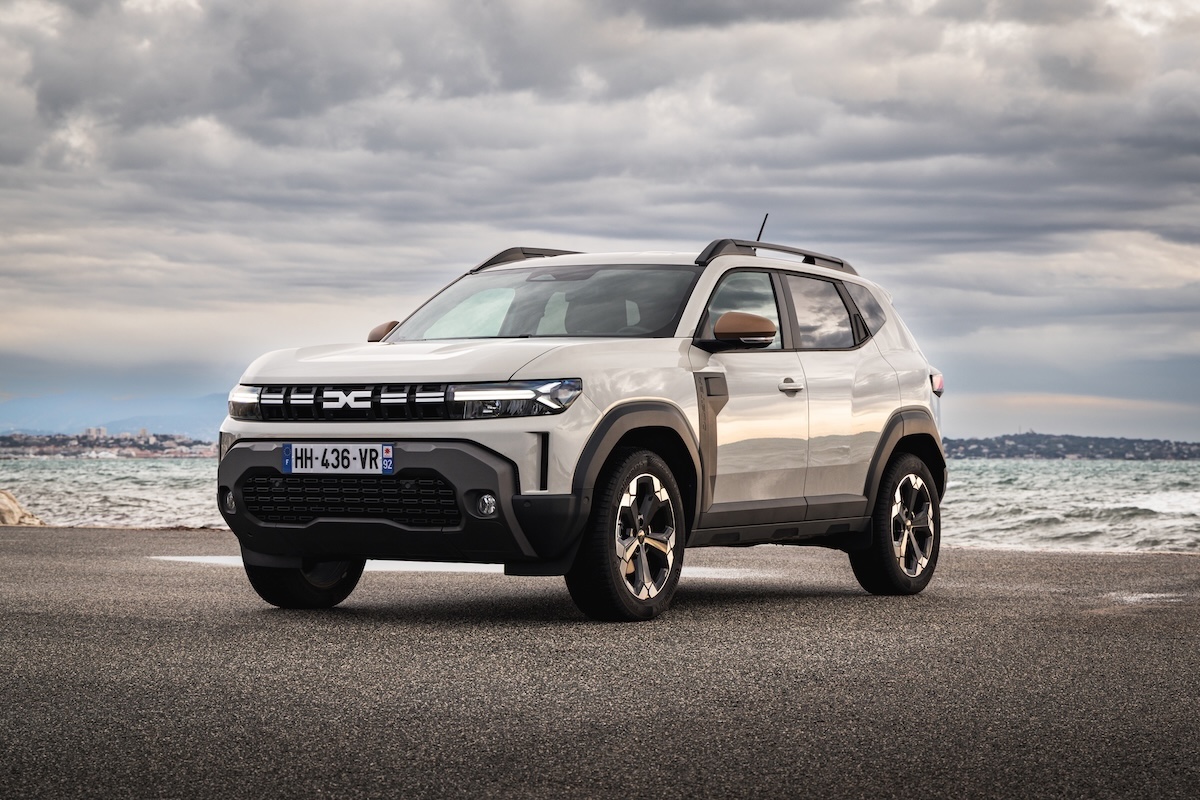 Nuova Dacia Duster: design robusto, Starkle® e firma luminosa a Y LED