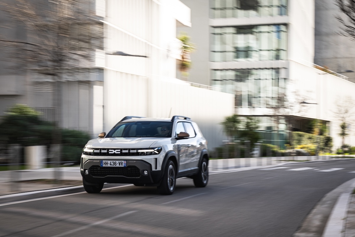 Nuova Dacia Duster: design robusto, Starkle® e firma luminosa a Y LED