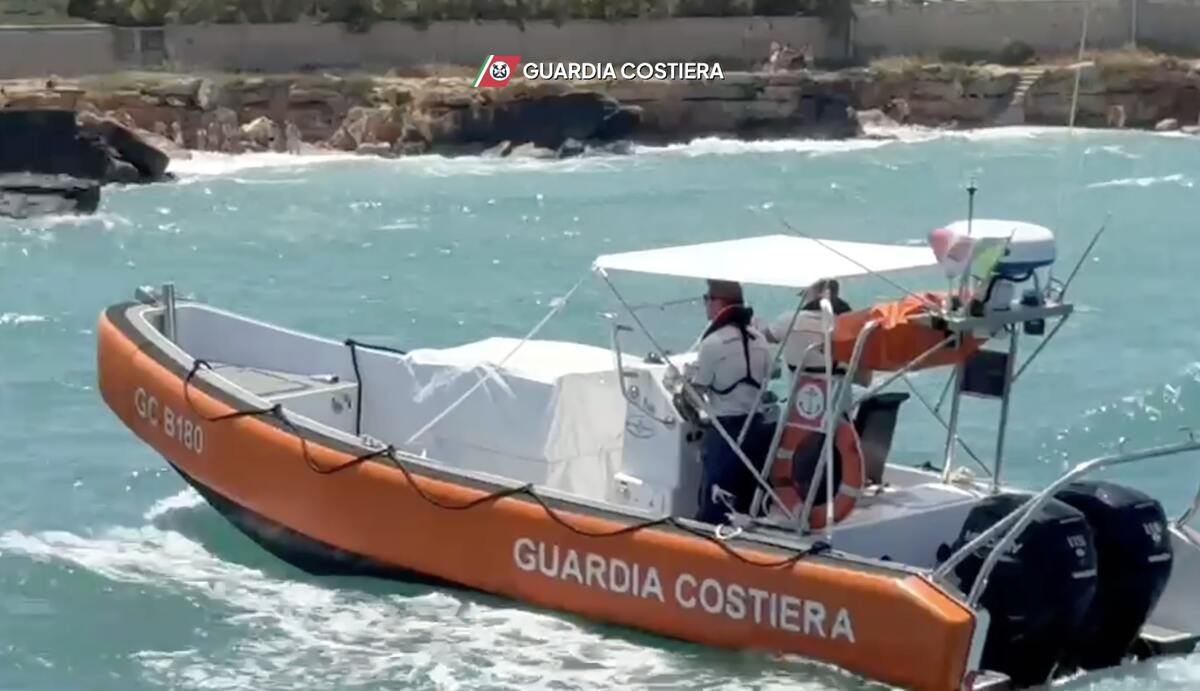 Tragedia a Livorno, violentissimo scontro tra due barche: un morto