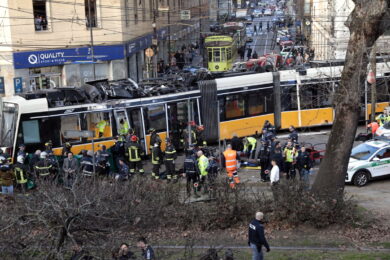 Deragliamento del tram a Milano, il conducente non parla davanti ai pm. Il suo legale: “Non era al telefono”