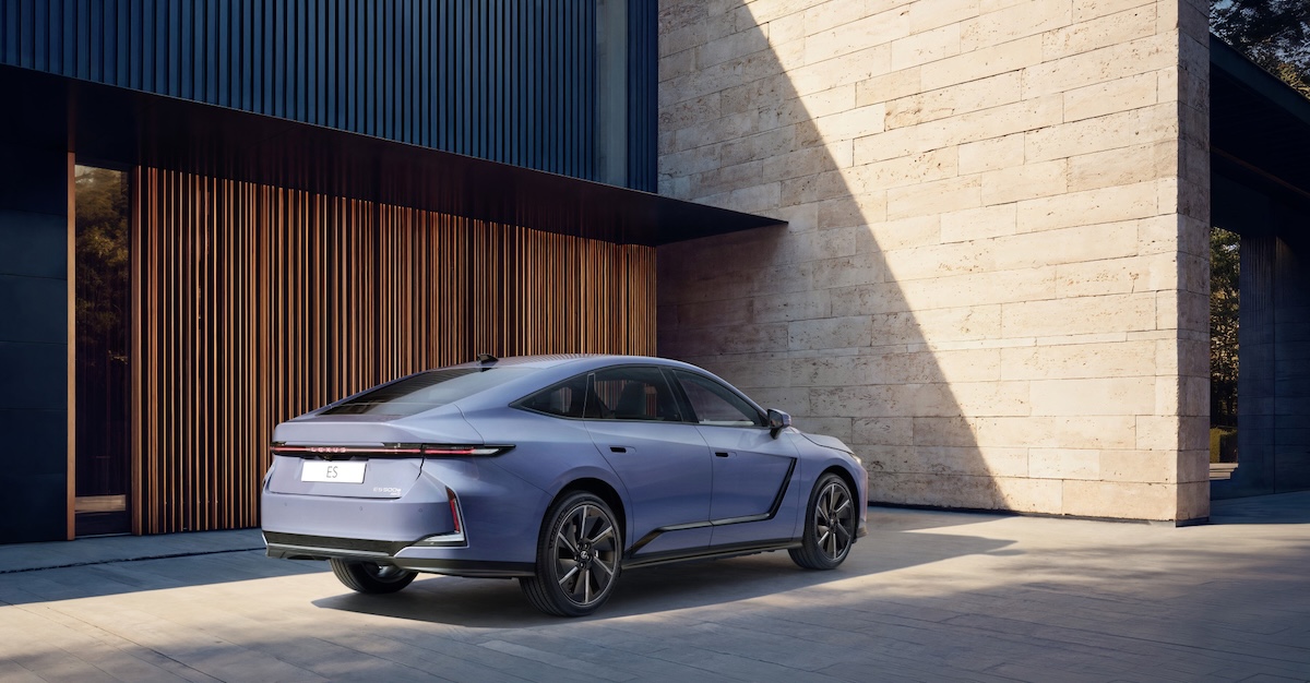 Lexus ES 2026: debutto elettrico e Full Hybrid, design Clean Tech