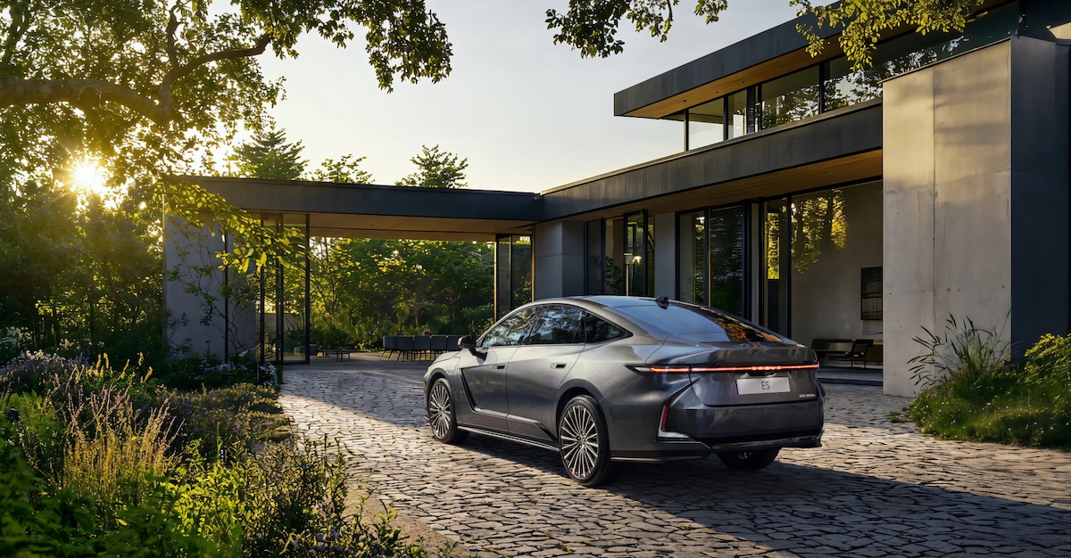 Lexus ES 2026: debutto elettrico e Full Hybrid, design Clean Tech