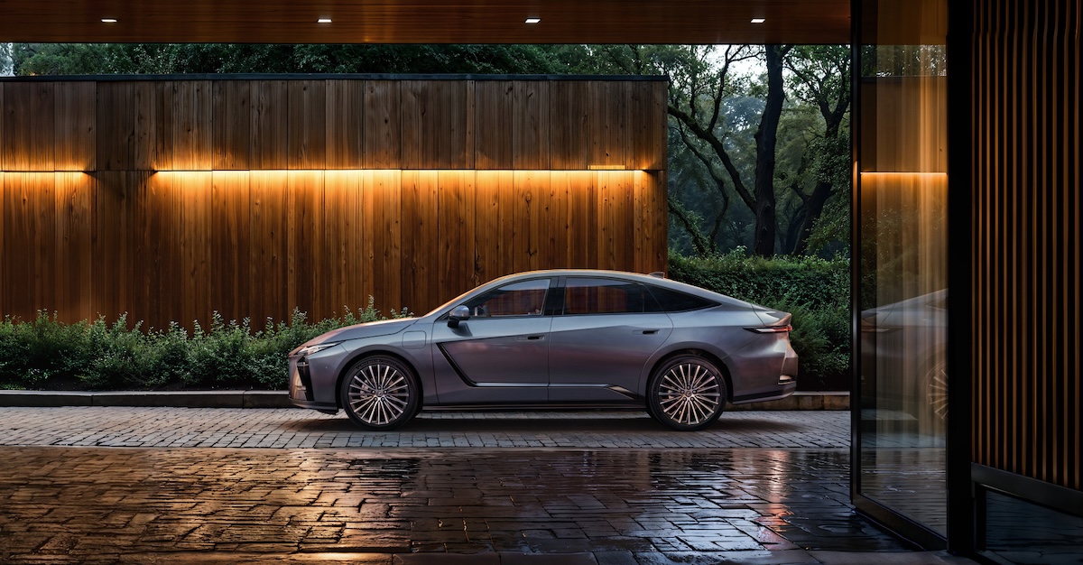 Lexus ES 2026: debutto elettrico e Full Hybrid, design Clean Tech