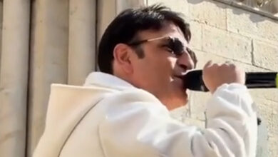 Sal Da Vinci canta con i fan a Sanremo. Il karaoke improvvisato. VIDEO