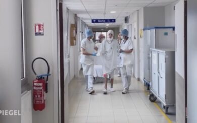 Crans-Montana, il ragazzo che filmò l’inferno fa i suoi primi passi: il video commovente