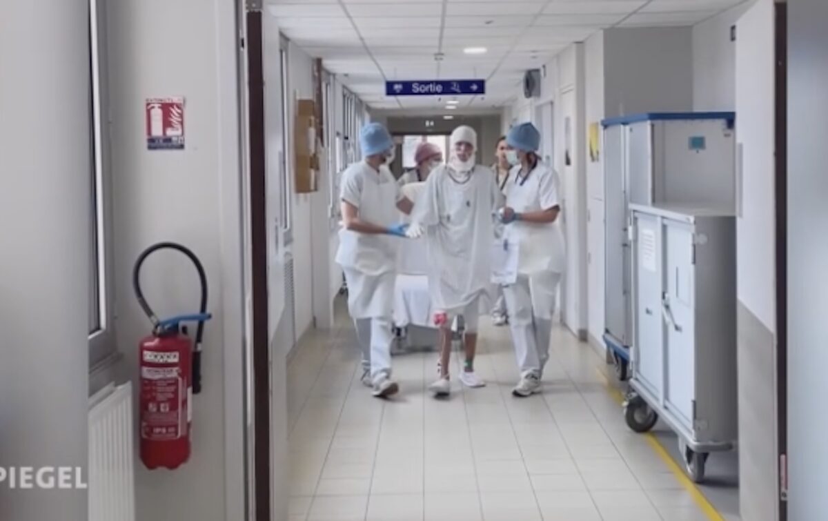 Crans-Montana, il ragazzo che filmò l’inferno fa i suoi primi passi: il video commovente Crans-Montana, il ragazzo che filmò l’inferno fa i suoi primi passi: il video commovente