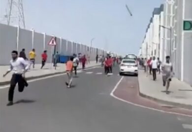 Iran, resti di un missile cadono in strada in Qatar. Panico tra la folla, persone in fuga