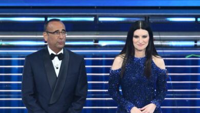 Laura Pausini e il doppio senso a Sanremo 2026: cosa è successo con il microfono. La gaffe che ha travolto la cantante