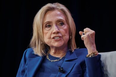 Epstein, Hillary Clinton: “Interrogate Trump sotto giuramento, compare in migliaia di file”