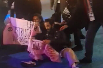 Sanremo, attivisti di Extinction Rebellion irrompono sul blu carpet: “Emergenza sociale”