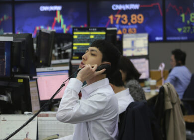 Borse asiatiche negative, timido segno più di Piazza Affari ma spread in risalita