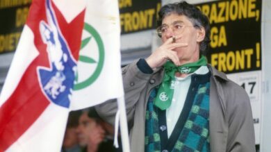 Umberto Bossi, chi era il “Senatur” che inventò la Lega