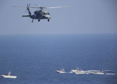 Stretto di Hormuz, navi americane in fiamme. Decollano oro e petrolio