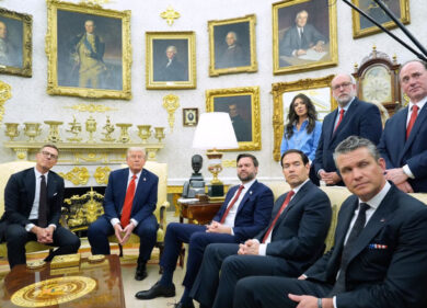 Trump: “Dal numero che porti capisco molte cose”. E Vance, Rubio e Witkoff girano con due taglie più grandi di scarpe