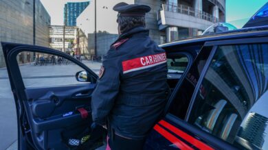 Roma, rissa a rione Monti: 33enne fuori controllo morde un carabiniere e rompe la gazzella. Arrestato