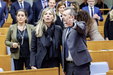 Giustizia, scossone nel governo: Delmastro e Bartolozzi si dimettono. Il sottosegretario: “Ho commesso una leggerezza”. Meloni: “Santanchè faccia la stessa scelta”