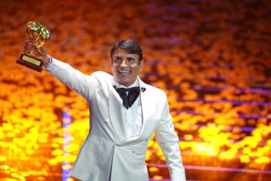 Chi è Sal Da Vinci, da Verdone al tormentone “Rossetto e caffè”: il ritratto del re del Festival di Sanremo 2026