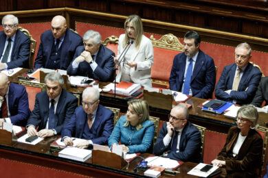 Meloni in Senato: “Il conflitto in Iran tra le crisi più complesse degli ultimi anni. Pronti ad aumentare le tasse a chi specula sui carburanti”. Ok alla risoluzione di maggioranza