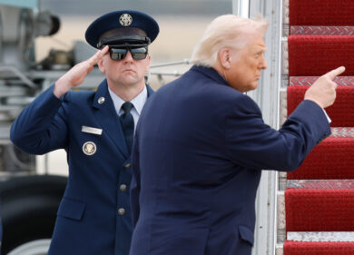 Guerra in Iran, i conti in tasca agli Usa di Trump. Il Nyt: “In una sola settimana spesi 11,3 miliardi di dollari”