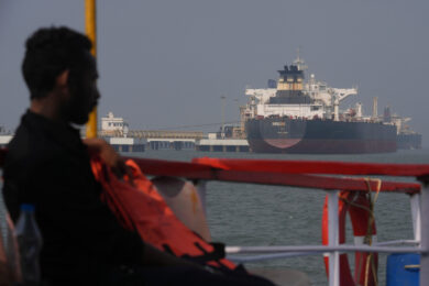 Guerra in Iran, pedaggi fino a 2 milioni di dollari per le navi: il piano di Teheran per privatizzare lo stretto