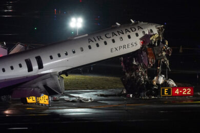 New York, drammatico incidente in pista a LaGuardia, scontro aereo-camion dei pompieri. Nbc: “Due morti e 41 feriti”