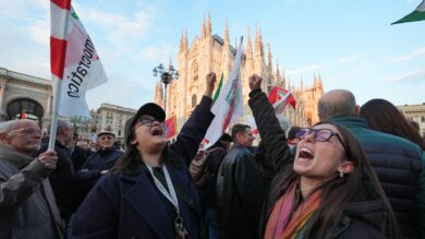 Referendum giustizia, Milano celebra il No. Festa in piazza Duomo per Pd e M5S. Ma i riformisti: “Serviva il cambiamento”