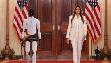 Melania Trump arriva con un robot: scena surreale al vertice sulla tecnologia alla Casa Bianca