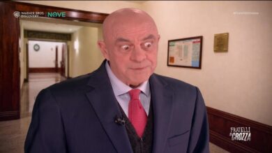 Crozza diventa Crosetto: il viaggio a Dubai tra “baratri”, guerra annunciata e figli “più al sicuro che a Cuneo”