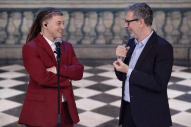 Sayf arrossisce in tv e dedica la canzone a “Bianca”: il momento che ha fatto impazzire i social