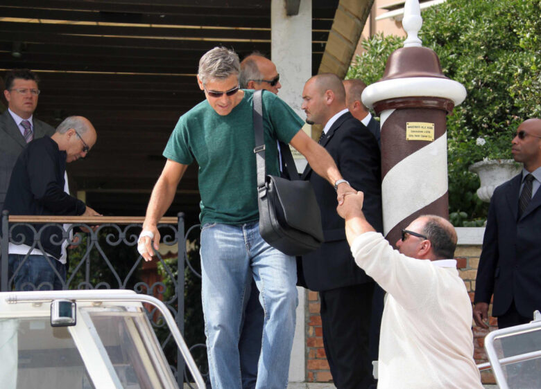 George Clooney lascia l'hotel Cipriani