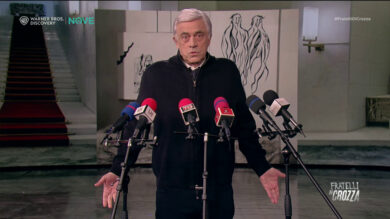 Crozza diventa Tajani: “La posizione dell’Italia? È la stessa dell’Europa… ma non so qual è”
