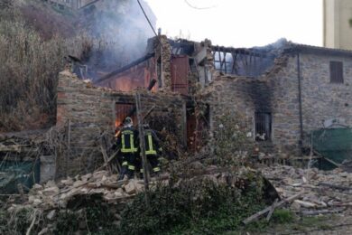 Pistoia, esplosione in una palazzina a Pescia: si cerca un disperso
