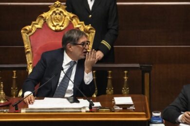 Senato, bufera su La Russa: “Chi è quel cogl…?”, l’insulto al PD Nicita catturato dai microfoni