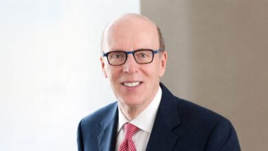 Chi è Stephen Smith, il miliardario che affiancherà John Elkann a “The Economist”. Un debutto per lui nell’editoria