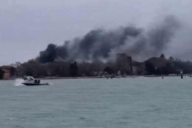 Venezia, incendio alla Biennale: cantiere distrutto, nube sulla Laguna. Zaia, “danni da valutare ma nessun ferito”