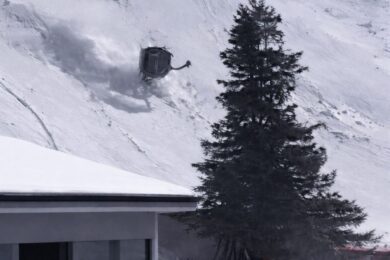 Tragedia in Svizzera, cabinovia precipita per il forte vento: morta l’unica persona a bordo