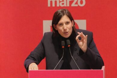 Referendum giustizia, il lapsus di Schlein: “Vi chiedo di appoggiare il Sì”