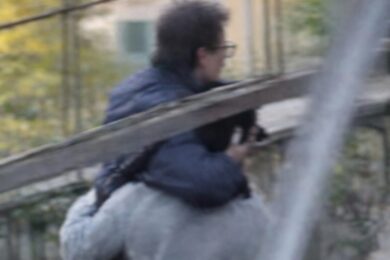 Morte Umberto Bossi: il commosso abbraccio tra Giorgetti e Renzo a Gemonio