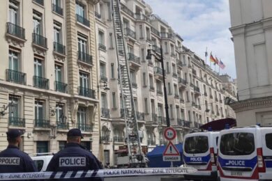 Parigi, incendio all’Hotel Bristol vicino all’Eliseo: evacuate 400 persone