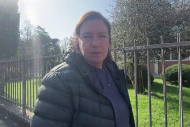 Le mamme di Trescore dopo l’accoltellamento dell’insegnante: “Hanno assistito tre ragazzi, lei…”. VIDEO