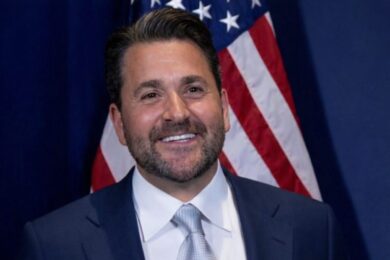 Un influencer alla Casa Bianca: chi è Nick Adams, il nuovo inviato di Trump