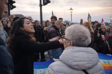 Iran, giovane interrompe il corteo per la pace: “Dove eravate con 40mila morti?”